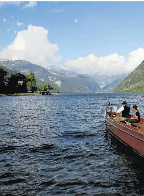  ??  ?? Hermann Rastl am Steuer der „Gössl“am Grundlsee