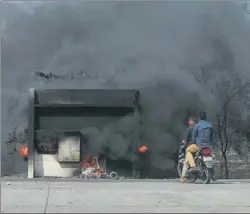  ?? MUJEEB FARUQUI/HT ?? A toll booth is set on fire by farmers in MP’s Mandsaur on Wednesday.