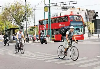  ?? NELLY SALAS ?? ¿Un ciclista tiene menos obligacion­es solo por pedalear?