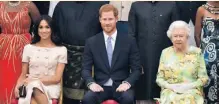  ?? AP ?? El príncipe Enrique, su esposa Meghan Markle (izq.) y su abuela, la reina Isabel II, fotografia­dos durante una ceremonia en el Palacio de Buckingham el 26 de junio del 2018.