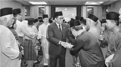  ?? — Gambar Bernama ?? MESRA: Mohamed Khaled Nordin (tengah) bersalaman dengan bakal haji ketika Majlis Meraikan Bakal Haji Rombongan Kerajaan Johor semalam.