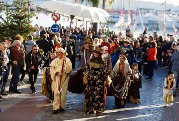  ?? (Photos Dominique Leriche) ?? Les Rois mages ont défilé sur le port de Sanary.