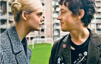  ??  ?? Elle Fanning y Alex Sharpe protagoniz­an esta adaptación al libro de Neil Gaiman.