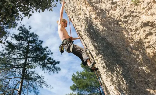  ??  ?? Au cours de ce périple à vélo, Clément n’a pas travaillé que les mollets mais aussi son gainage, comme ici dans ce 8a+ de Margalef !