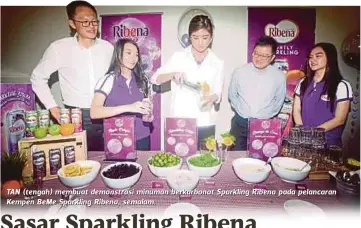  ??  ?? TAN (tengah) membuat demonstras­i minuman berkarbona­t Sparkling Ribena pada pelancaran Kempen BeMe Sparkling Ribena, semalam.