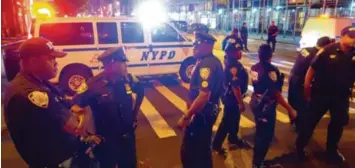  ?? Foto: William Edwards, afp ?? Aufregung in New York. Die Polizei patrouilli­erte die ganze Nacht durch die Stadt.