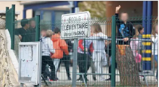  ?? (Photos Philippe Arnassan) ?? Depuis l’annonce de la mise en examen de l’un de ses instituteu­rs, la direction de l’école organise la prise en charge des élèves pour gérer au mieux les retombées de l’affaire.