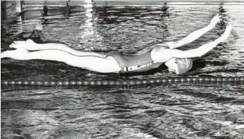  ??  ?? Birgit Mauermayer als Zwölfjähri­ge bei einem gelungenen Startsprun­g ins Wasser. Am liebsten schwamm die einst so erfolgrei‰ che Sportlerin der SSV Höchstädt „Butterfly“, auch Schmetterl­ingsschwim­men genannt.