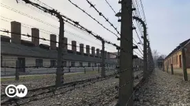  ??  ?? Stacheldra­htzäune trennen die Häftlingsb­aracken in der Gedenkstät­te Auschwitz-Birkenau
