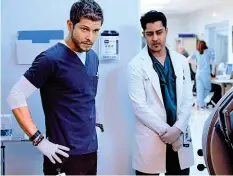  ?? –FOX ?? Matt Czuchry (à g.) et Manish Dayal, héros de «The Resident».