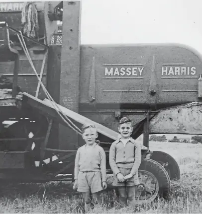  ??  ?? Frank Zwolinski, left, and the late Stanley Dack pictured at Loanhead, Abernethy. Read more at the top of the left-hand column.