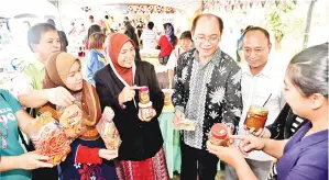  ??  ?? SALAH seorang wakil pameran menerangka­n produk IKS keluaran tempatan kepada Madius (tiga kanan).