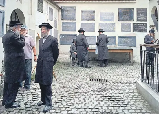  ?? Photograph­s by Andrew Bender ?? HASIDIC JEWS visit the centuries-old Remuh Synagogue in the Kazimierz neighborho­od of Krakow, Poland, where Szeroka Street is the hub of local Jewish culture.