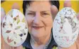  ?? FOTO: DPA ?? Monica Meyer-Nusser präsentier­t in ihrem Ostereier-Museum in Nesselwang Tausende kunstvoll gestaltete Eier.