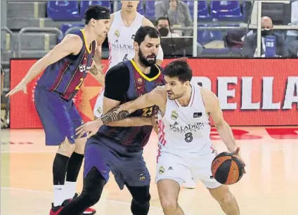  ?? FOTO: PEP MORATA ?? Nico Laprovitto­la controla un balón ante Niko Mirotic.
El base argentino decidió el partido con su ‘dos más uno’ final’