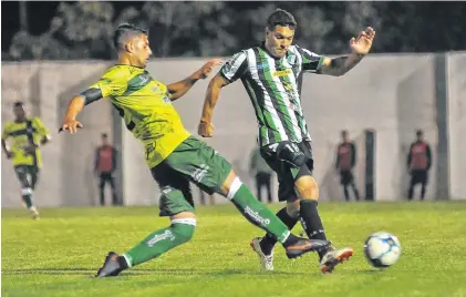  ?? ARCHIVO LA NUEVA. ?? Carlos Herrera es el artillero de un Villa Mitre que esta noche buscará cortar la sequía. Que sea con gol.