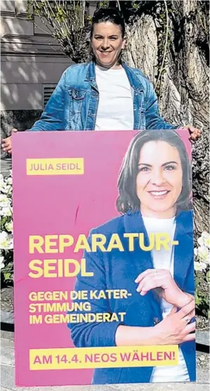  ?? BILD: SN/NEOS ?? Wahlschlap­pe: Innsbrucks Neos-Spitzenkan­didatin Julia Seidl.