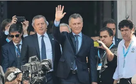  ?? JUAN MABROMATA / AFP ?? El presidente argentino, Mauricio Macri, saluda tras pronunciar su discurso ante el Congreso