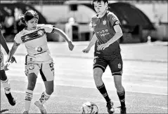  ?? @Cuencafeme­nino ?? • Samantha Avilés (derecha) conduce el balón ante una futbolista de Macará. Ella destaca en Deportivo Cuenca.