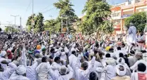  ??  ?? Farmers’ sit-in protest continues outside the mini-secretaria­t in Karnal