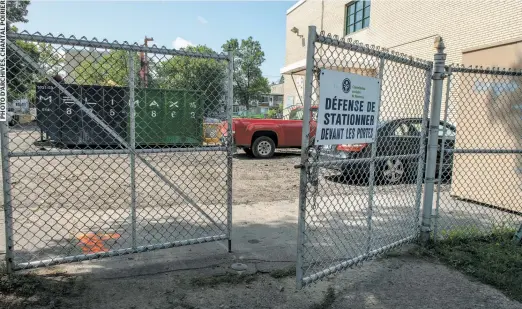  ??  ?? À l’école Saint-albert-le-grand, à Montréal, les travaux de constructi­on de dix nouvelles classes et d’un gymnase ont débuté cet été (sur la photo). Cet agrandisse­ment mènera à une diminution de la superficie de la cour de récréation.