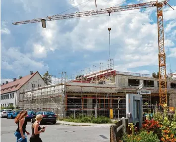 ?? Foto: Peter Fastl ?? Der Bau des neuen Gögginger Feuerwehrh­auses schreitet voran. Allerdings wird das zweigescho­ssige Gebäude deutlich teurer als anfangs geplant.