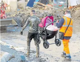  ?? REUTERS ?? Milagro.
Un bebé es rescatado en su cochecito por bomberos.