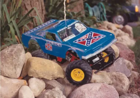  ??  ?? - ‘80s-vintage Tamiya Blackfoot
- Novak Rooster Reversible Speed Controller - Trinity Green Machine 2 Motor
- Thorp Dirt Burners Transmissi­on
- Futaba Magnum Junior Radio