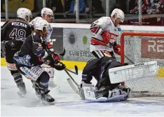  ?? Foto: Thorsten Jordan ?? Zwei Minuten im letzten Drittel waren die Landsberge­r (dunkle Trikots) nicht auf der Höhe und das nutzte Memmingen zur 6:4 Führung.