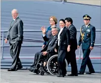  ?? MARIANA BAZO / REUTERS ?? Recepción. Los dos matrimonio­s a su entrada al palacio.