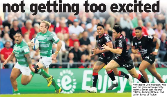  ??  ?? Newcastle’s Joel Hodgson, who won the game with a penalty, makes a break past Malakai Fekitoa, Anthony Belleau and Julian Savea of Toulon