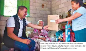  ?? Foto: El País ?? Un trabajador del Instituto Electoral recibe el sobre con los votos de una adulta mayor, en los comicios del Estado de México, el año pasado./