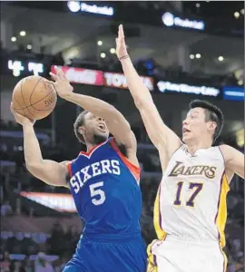  ?? Jae C. Hong Associated Press ?? JEREMY LIN of the Lakers tries to keep Ish Smith of the Philadelph­ia 76ers from shooting in the second half. Lin finished with 29 points.