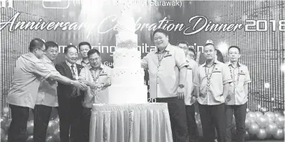  ??  ?? SIMBOLIK: Wong (tiga kiri) bersama Tommy (empat kiri) serta ahli-ahli PIS yang lain memotong kek sebagai simbolik ulang tahun ke-39 pertubuhan itu.