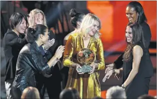  ??  ?? HEGERBERG. La ganadora del Balón de Oro femenino, aplaudida por sus compañeras.