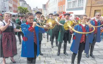  ?? FOTO: JOSEF SCHNEIDER ?? Beim Naturhornt­ag der Reiterlich­en Jagdhornbl­äser und des Bläsercorp­s des Hegerings Ellwangen am Fuchseck waren von verschiede­nen Formatione­n Fanfaren, Märsche, Polkas, Walzer, Choräle, Lieder, Signale und französisc­he Jagdmusik zu hören.