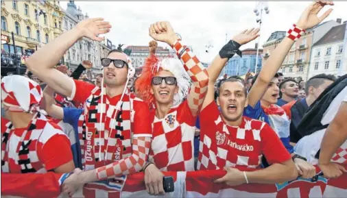  ??  ?? ILUSIONADO­S. Los seguidores croatas esperan ver a su selección pasar a la siguiente ronda.