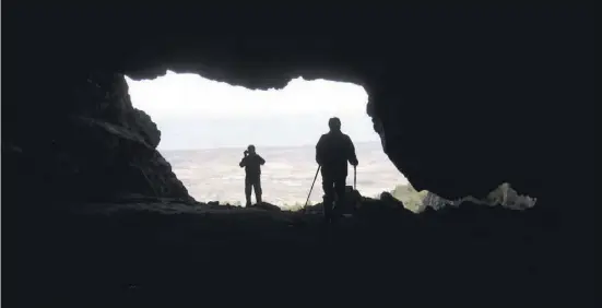  ??  ?? Blick aus der Höhle Bolumini, die ein wichtiger Teil der Iberer-Siedlung war.