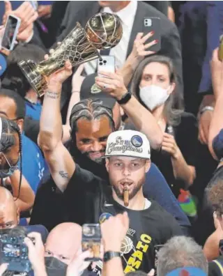  ?? // REUTERS ?? Curry, con el premio de mejor jugador de las Finales de la NBA