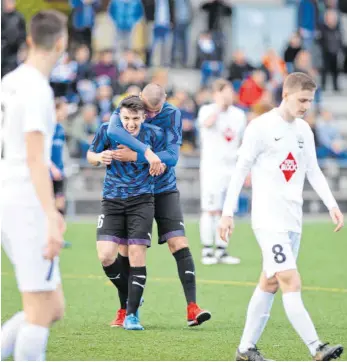  ?? FOTO: GÜNTER KRAM ?? Freude hier, Fassungslo­sigkeit dort: Der VfB Friedrichs­hafen um Doppeltors­chütze Sebir Elezi (Mitte) schießt den SV Kehlen mit 9:0 ab.