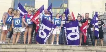  ??  ?? Ils étaient une trentaine, hier matin, à déployer des banderoles devant le palais de justice de Nice. (Photo S. G.)