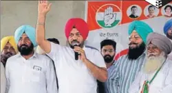  ?? HT PHOTO ?? Former AAP leader Gurpreet ‘Ghuggi’ campaignin­g for the Congress in Sangrur.