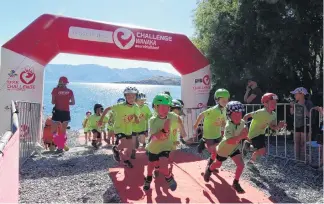  ?? PHOTOS: KERRIE WATERWORTH ?? Off they go . . . The first wave of year 3 competitor­s in the Puzzling World Junior Challenge sets off on the shores of Glendhu bay yesterday morning.