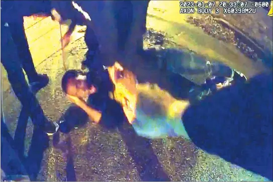  ?? XXXXXXXX ?? ESCENAS. La cámara corporal de uno de los agentes mostró horribles escenas de los golpes que sufrió Tyre Nichols semanas atrás.