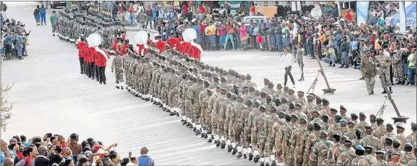  ?? Picture: LULAMILE FENI ?? MARCH CHAOS: SANDF members from the 14 South African Infantry Battalion march through the streets of Mthatha during Freedom of the City festivitie­s yesterday that caused huge traffic snarl-ups in and around the city