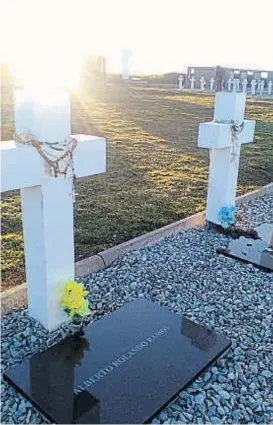  ?? (LA VOZ) ?? No sólo conocido por Dios. Las placas de mármol con el nombre de los caídos, nueva postal del cementerio argentino de Darwin.