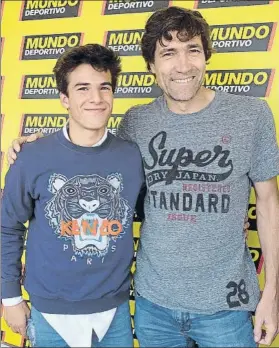  ??  ?? Riqui Puig con Julio Salinas. Al ex jugador del Barça le gustaría que confiaran en la cantera