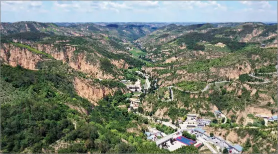  ?? TAO MING / XINHUA ?? A decade-long afforestat­ion campaign has greened barren mountains in Yan’an, Shaanxi province.