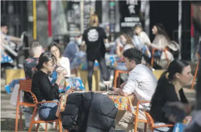  ?? Foto: dpa ?? Die Gastronomi­e hat wieder geöffnet, allerdings unter strengen Auflagen.