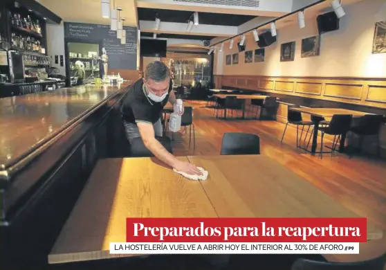  ?? Foto: Javier Bergasa ?? Álvaro Rodríguez, del establecim­iento Café con sal, preparando el interior del local para la reapertura.
